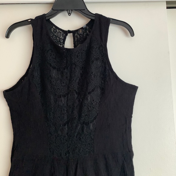 Want and Need flowy black lace keyhole back sleeveless short romper - Picture 5 of 9